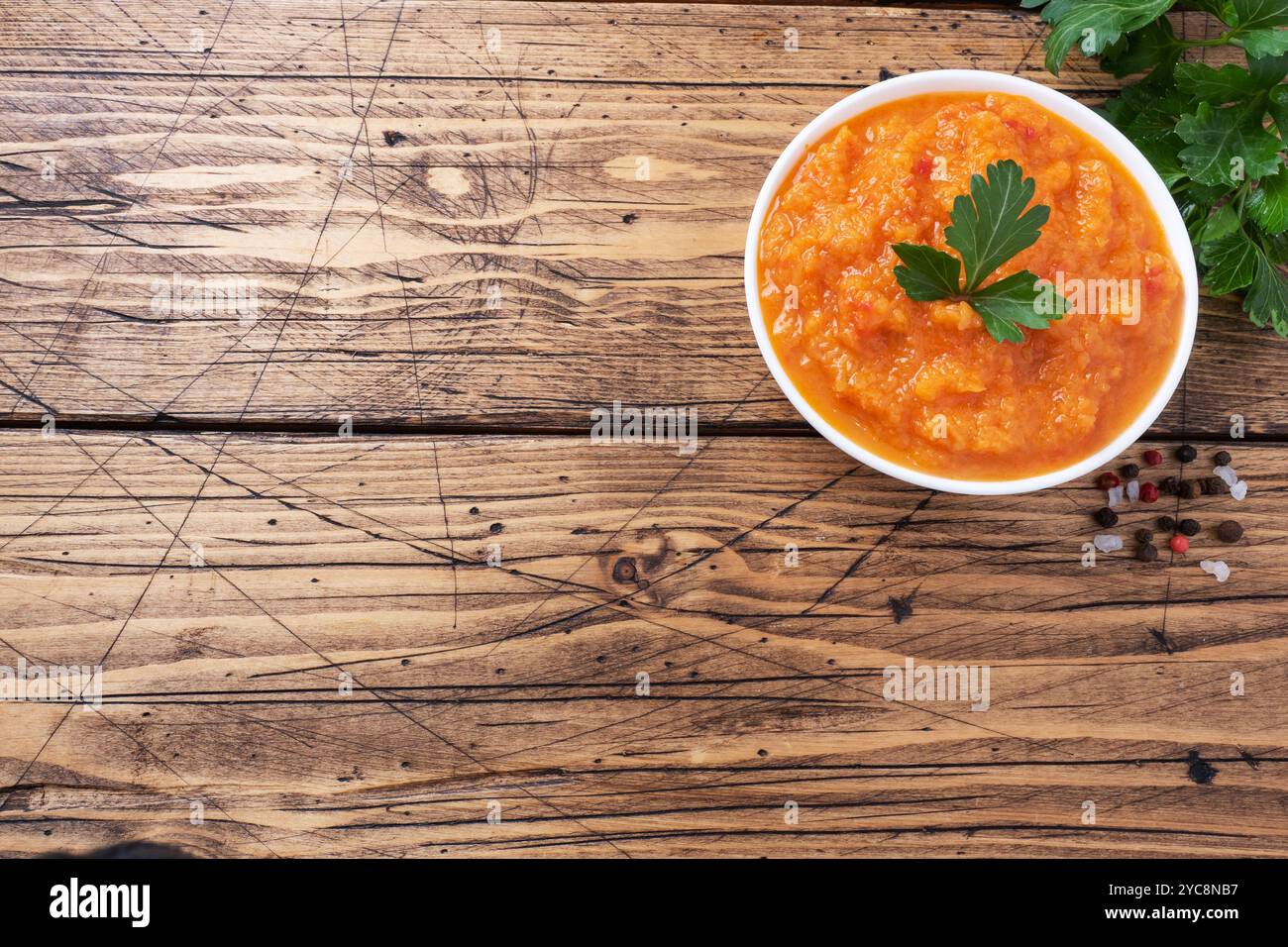 Caviar fait maison à partir de tomates courgettes et d'oignons dans une plaque en céramique sur un fond en bois. Conserves de production maison, conserves de légumes cuits en conserves Banque D'Images Caviar fait maison à partir de tomates courgettes et d'oignons dans une plaque en céramique sur un fond en bois. Conserves de production maison, conserves de légumes cuits en conserves Banque D'Images