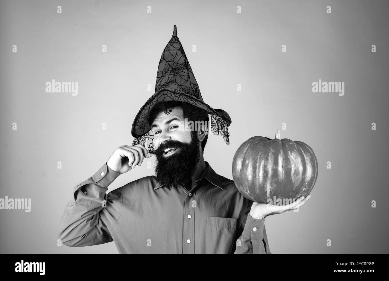 Joyeux week-ends d'Halloween. Conception pour la bannière d'Halloween. Trick or Treat. Jeune homme avec chapeau de sorcière prêt à la fête d'Halloween. Homme barbu cuisinier Banque D'Images