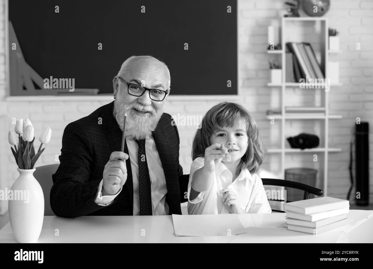 Joyeux enfant à l'école. Aide enseignant pour apprendre. Éducation, enseignement, école primaire Banque D'Images