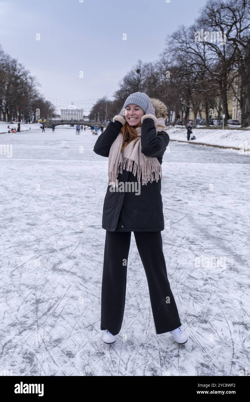 Patineurs sur glace sur le canal du palais de Nymphenburg, Nymphenburg en hiver, Munich, haute-Bavière, Bavière, Allemagne, Europe Banque D'Images