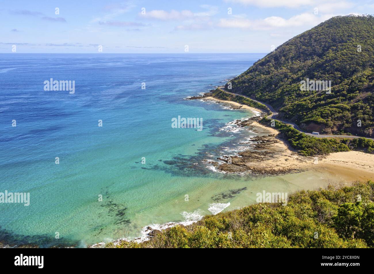 Vue majestueuse sur le détroit de Bass et la Great Ocean Road depuis Teddy's Lookout, Lorne, Victoria, Australie, Océanie Banque D'Images