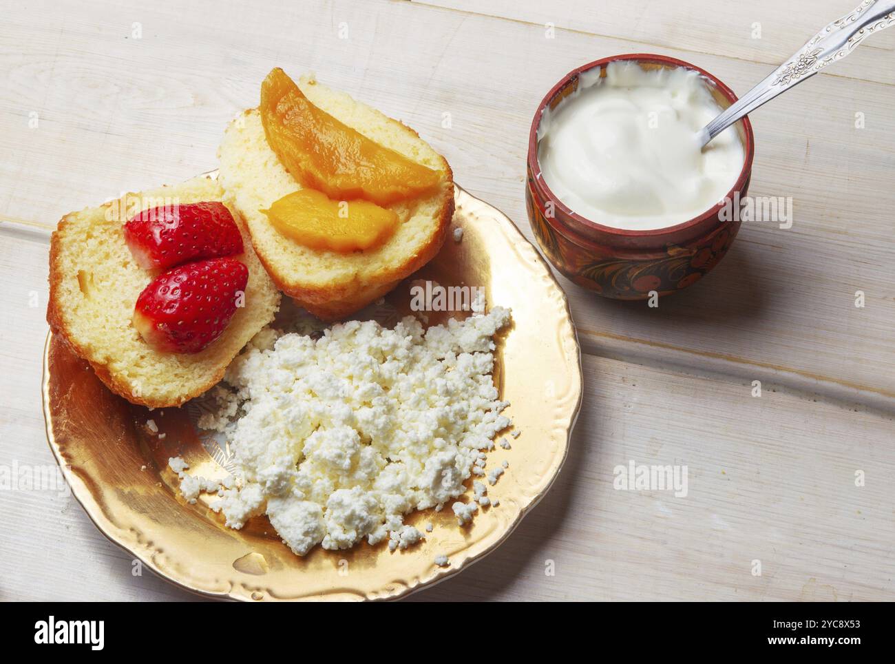 Sandwichs avec fromage cottage et crème sure et sandwichs avec baies et fruits sur table blanche Banque D'Images