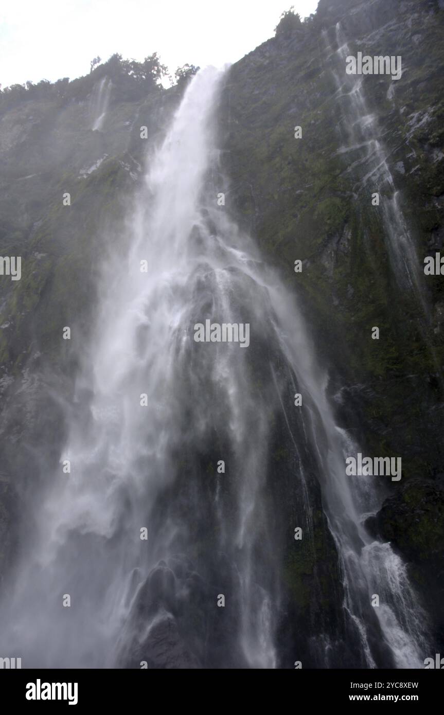 Stirling Falls, Milford Sound, Fiordland, Nouvelle-Zélande, Océanie Banque D'Images