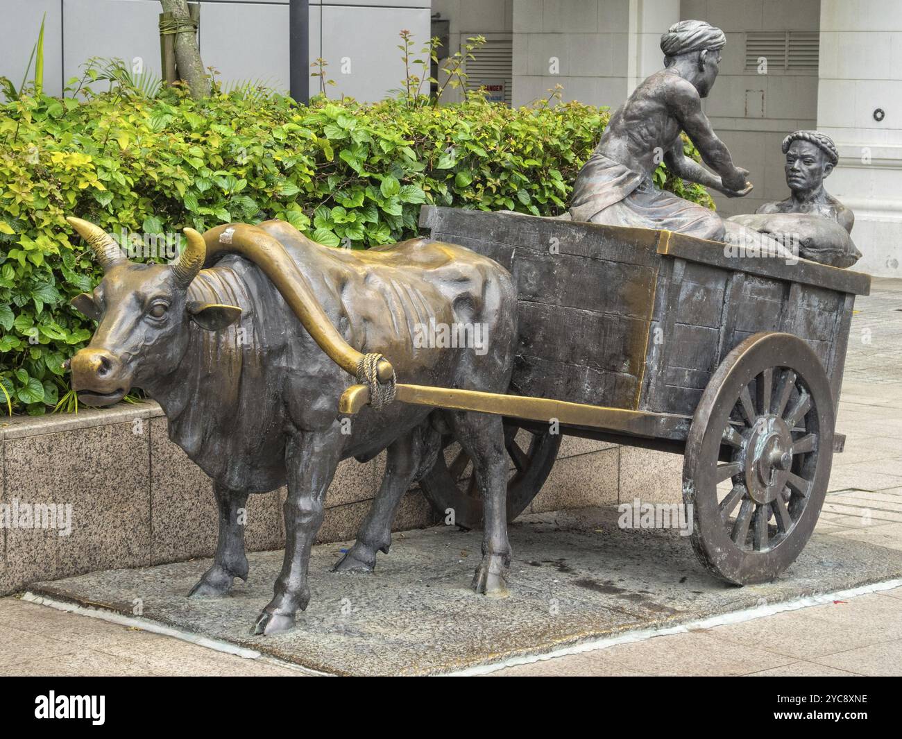 River Merchants, une sculpture en bronze d'Aw Tee Hong le long de la promenade Boat Quay, Singapour, Asie Banque D'Images