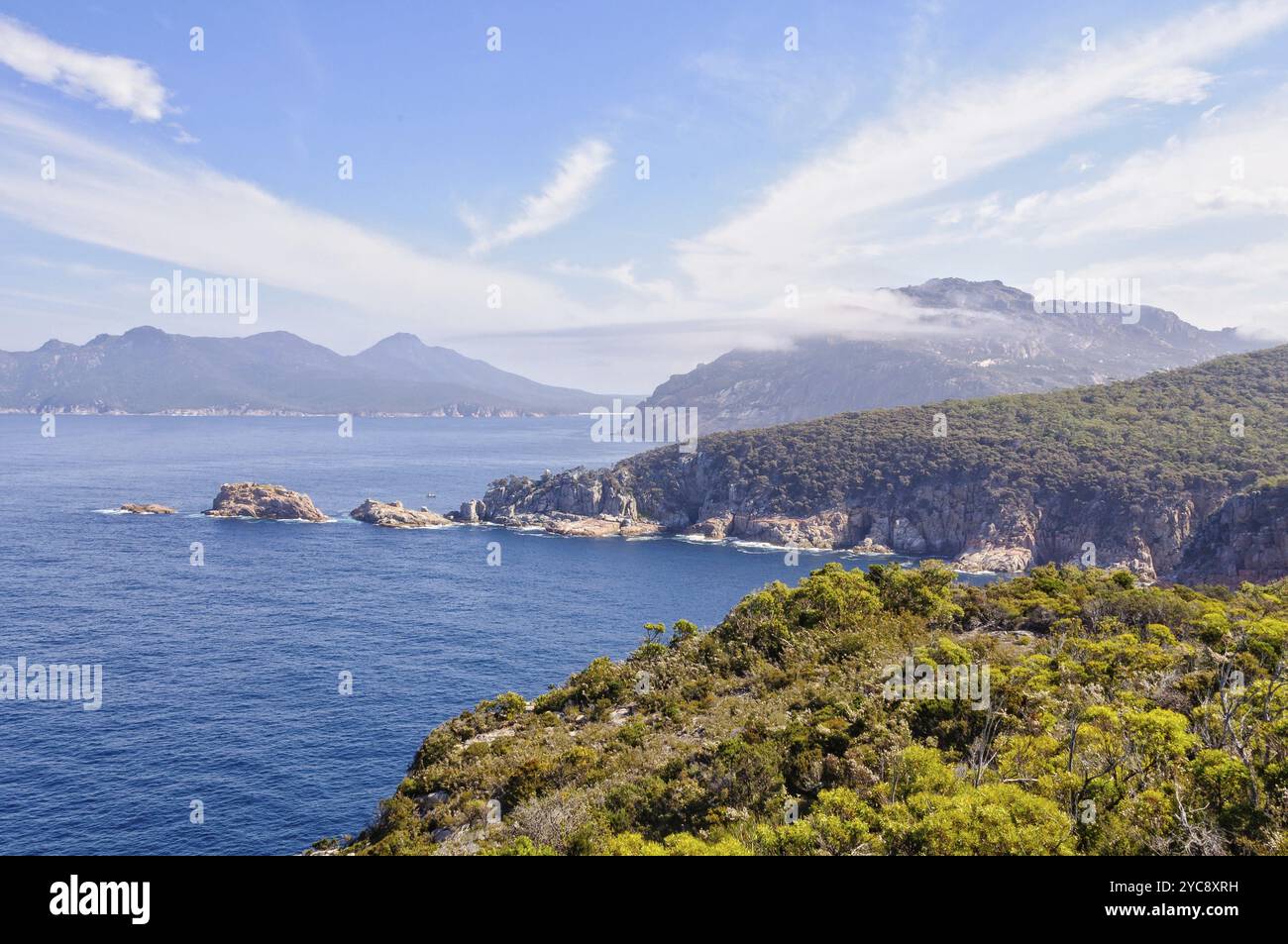 Nuages légers au-dessus de Carp Bay et des Hazards dans le parc national de Freycinet, Tasmanie, Australie, Océanie Banque D'Images