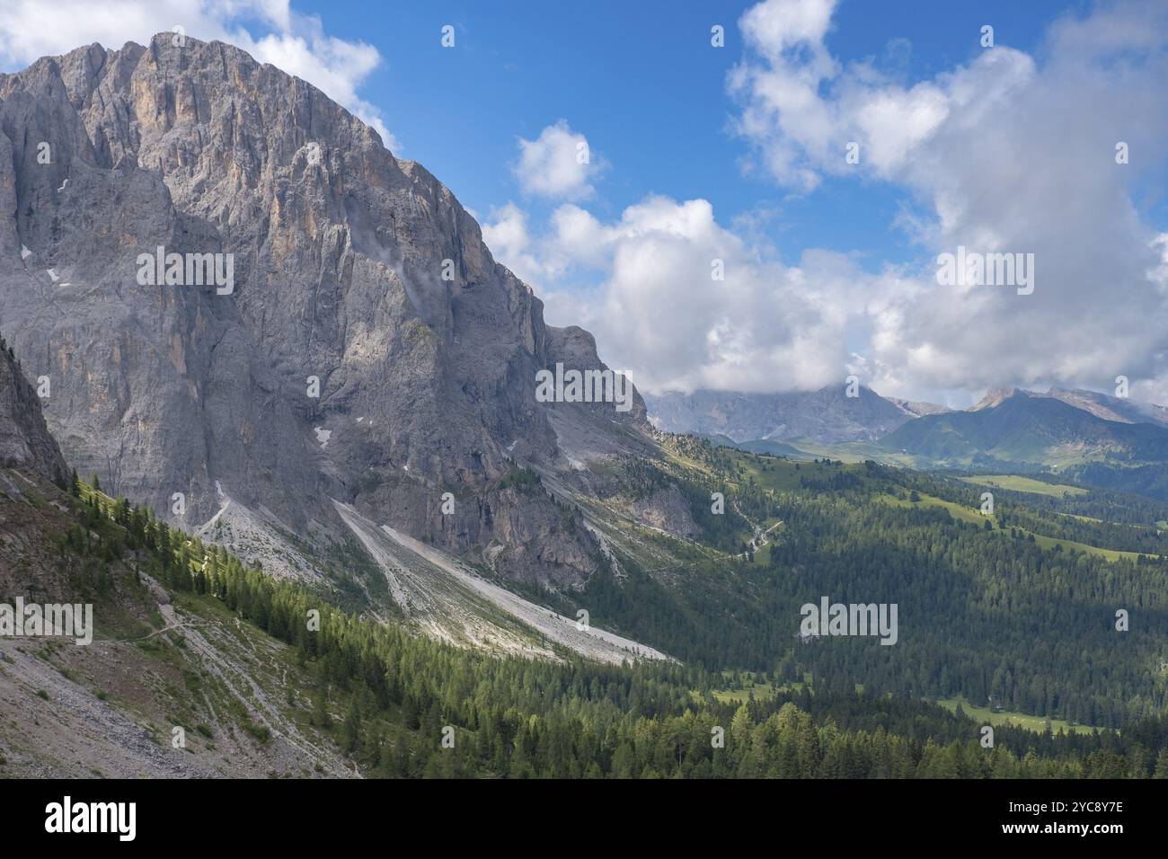 Vue magnifique sur le paysage de montagnes dans les alpes Banque D'Images