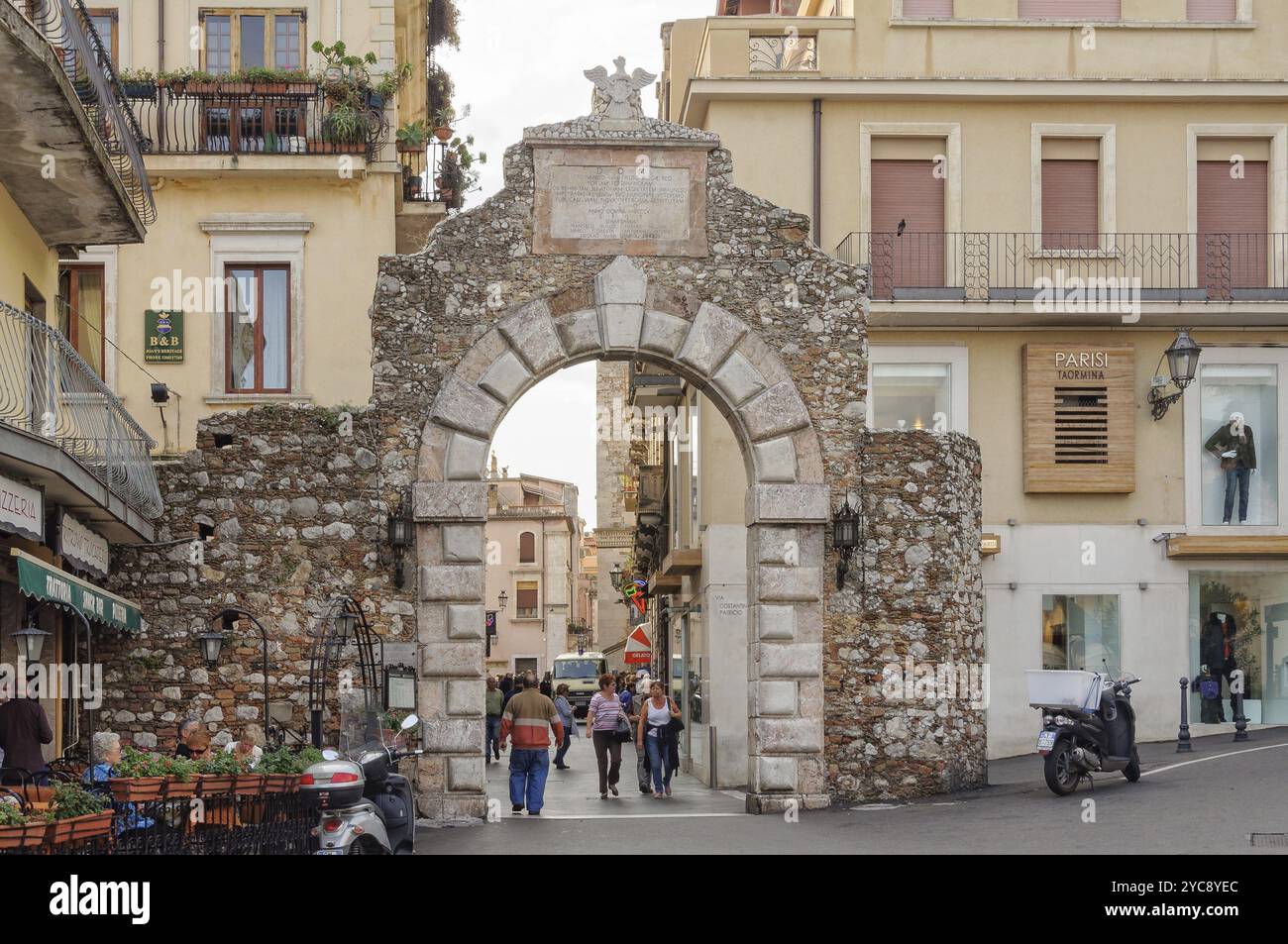 Porta Messina à l'extrémité nord du Corso Umberto, Taormine, Sicile, Italie, Europe Banque D'Images