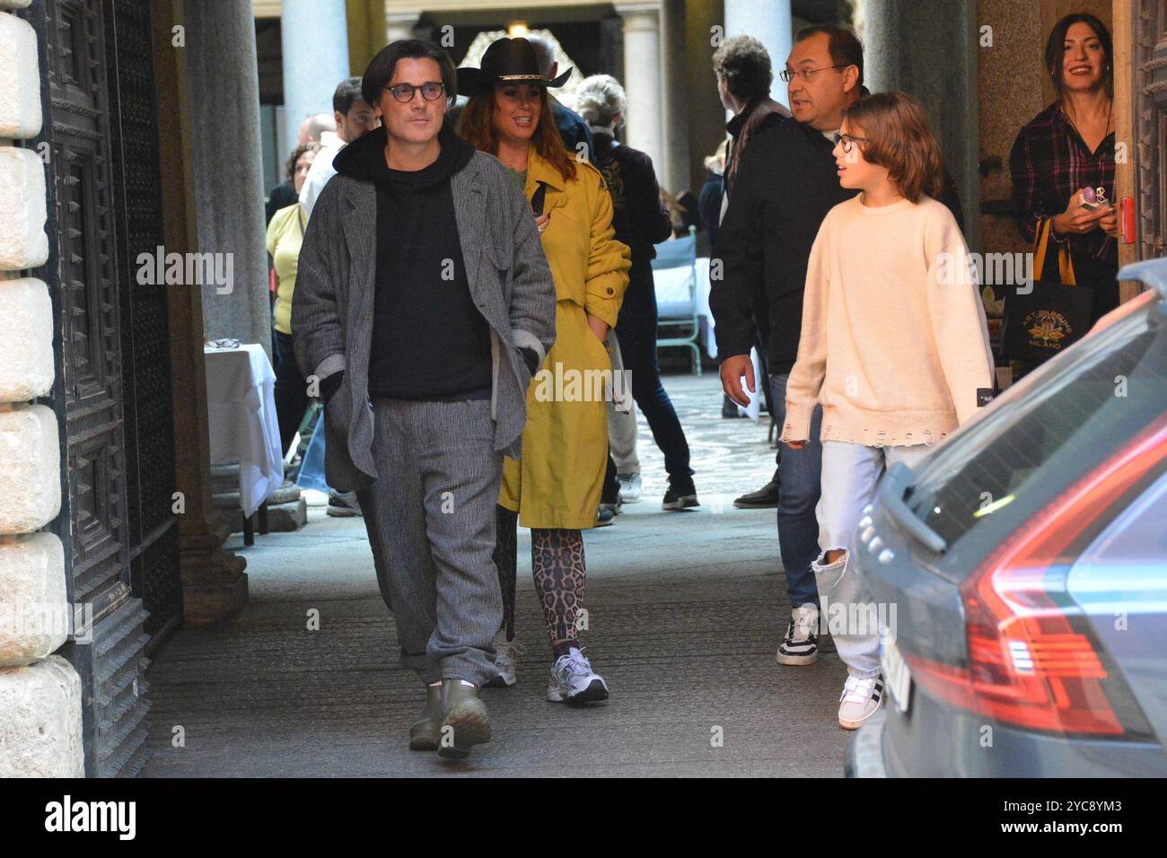 Claudio Mangiarotti copyright Milan- ancien footballeur maintenant entraîneur de football, au chômage mais bientôt à nouveau entraîneur, Vincenzo Montella avec sa femme Rachele Di Fiore et son fils Emanuele déjeuner à il Salumaio et marcher dans le centre. Remarque Vincenzo Montella portant des bottes courtes en caoutchouc vert Ph Claudio Mangiarotti Banque D'Images