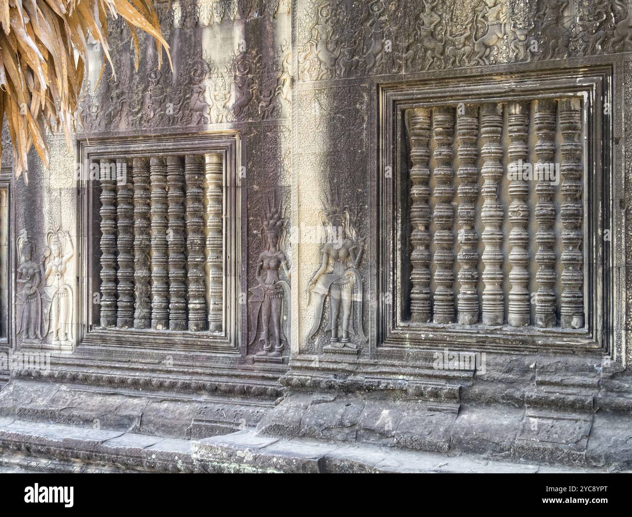 Fenêtres et sculptures en bas-relief à Angkor WT, Siem Reap, Cambodge, Asie Banque D'Images