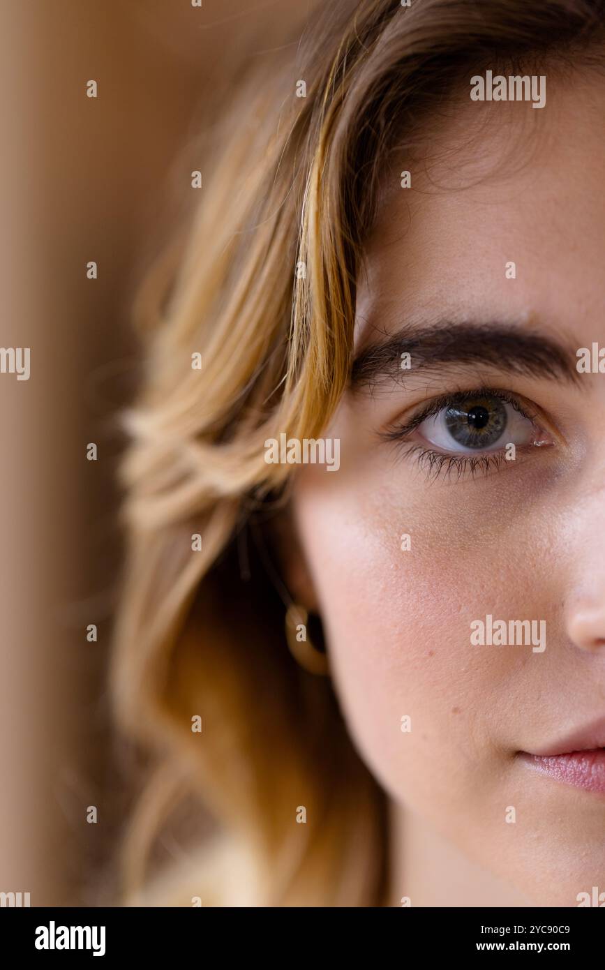 Gros plan du visage de la femme avec une expression réfléchie, un éclairage naturel doux, à la maison Banque D'Images