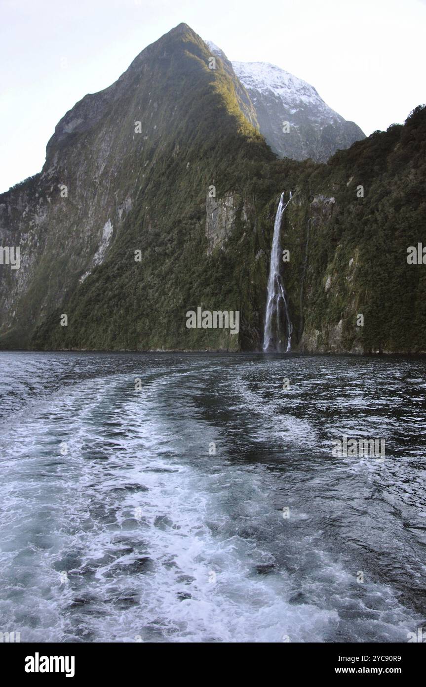 Stirling Falls, Milford Sound, Fiordland, Nouvelle-Zélande, Océanie Banque D'Images