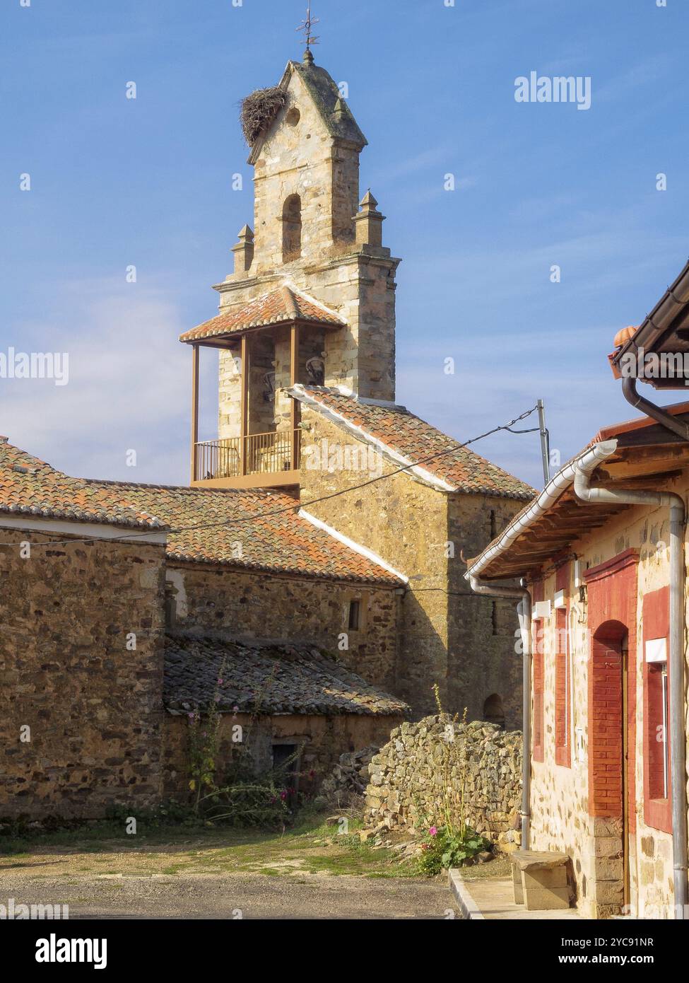 Porche à l'arrière du pignon de cloche dans le petit village accroché sur le Camino, El Ganso, Castille et Léon, Espagne, Europe Banque D'Images