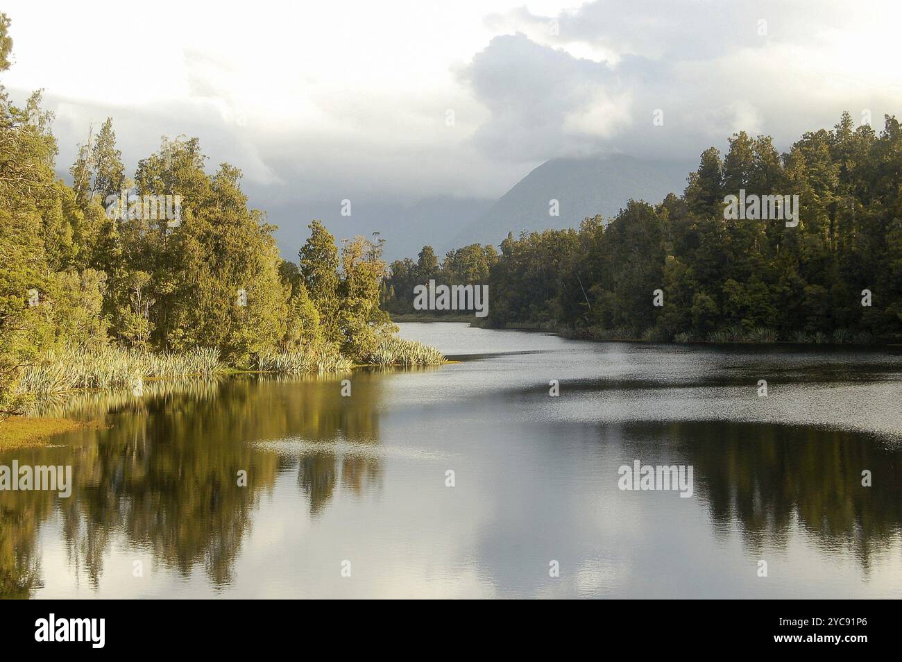 Nuages sur Lake Matheson dans le pays des glaciers sur l'île du sud de la Nouvelle-Zélande Banque D'Images