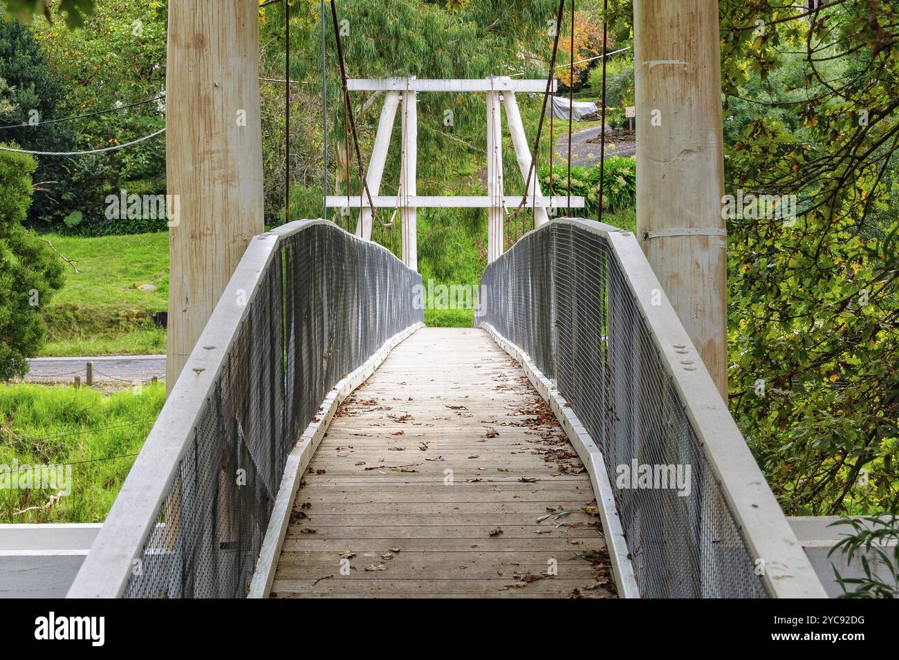 Redwood Bridge est une passerelle suspendue de 34 mètres sur la rivière Yarra, Warburton, Victoria, Australie, Océanie Banque D'Images