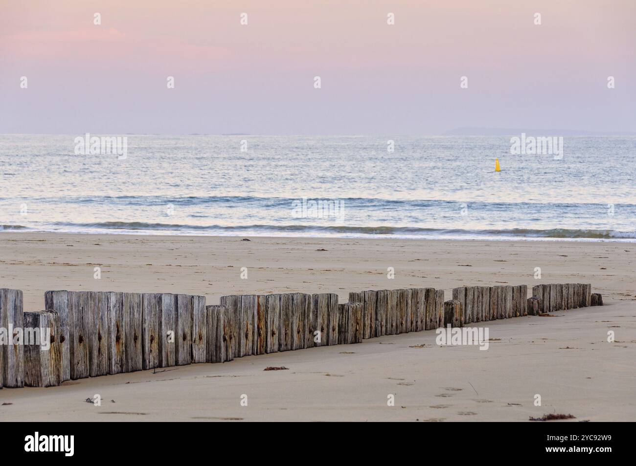 Clôture de sable sur la plage au crépuscule, Torquay, Victoria, Australie, Océanie Banque D'Images