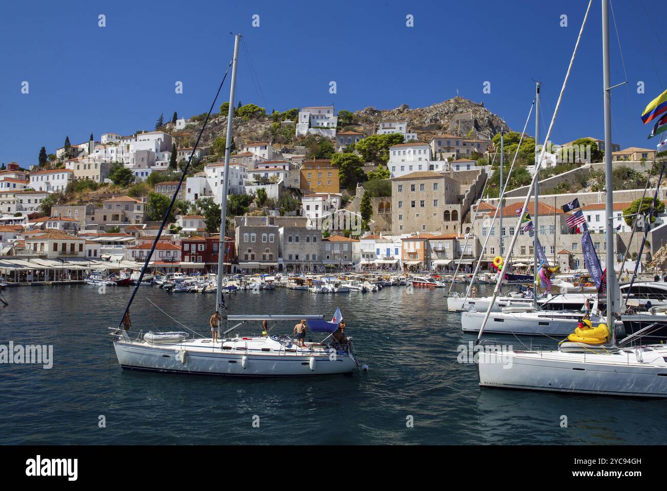 09.06.2018 Hydra, Grèce, Saling bateau se déplaçant au port de Hydra au matin ensoleillé d'été, îles grecques étonnantes!, Europe Banque D'Images