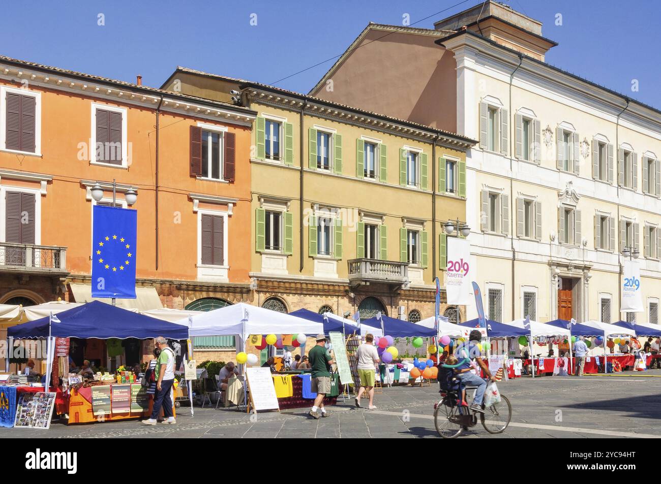 Marché du samedi à la place de la ville (Piazza del Popolo), Ravenne, Italie, Europe Banque D'Images