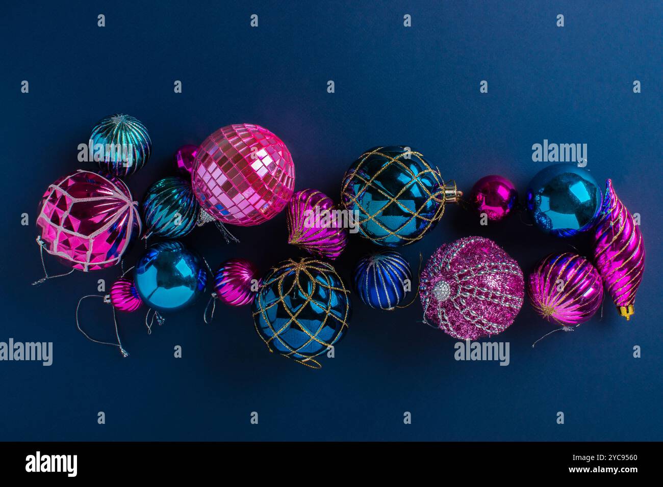 Un ensemble de décorations de Noël minimalistes faites dans une couleur sur un fond bleu. Joyeux Noël et bonne année. Pose à plat, vue de dessus, espace de copie Banque D'Images