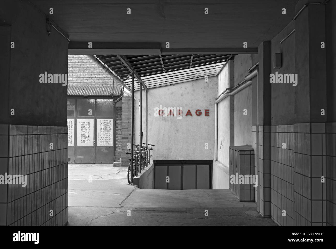 Tunnel avec allée menant à un garage souterrain Banque D'Images