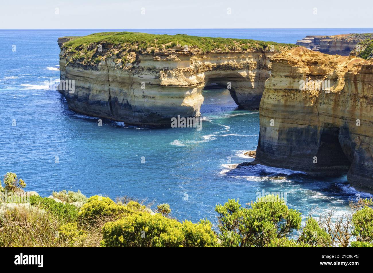 Muttonbird Island depuis une plate-forme d'observation dans le quartier Loch Ard gorge, Port Campbell, Victoria, Australie, Océanie Banque D'Images