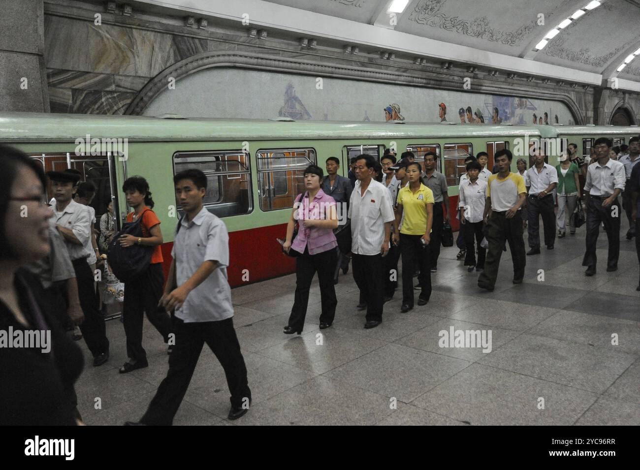 09.08.2012, Pyongyang, Corée du Nord, Asie, les gens sur le quai d'une station de métro à Pyongyang, Asie Banque D'Images