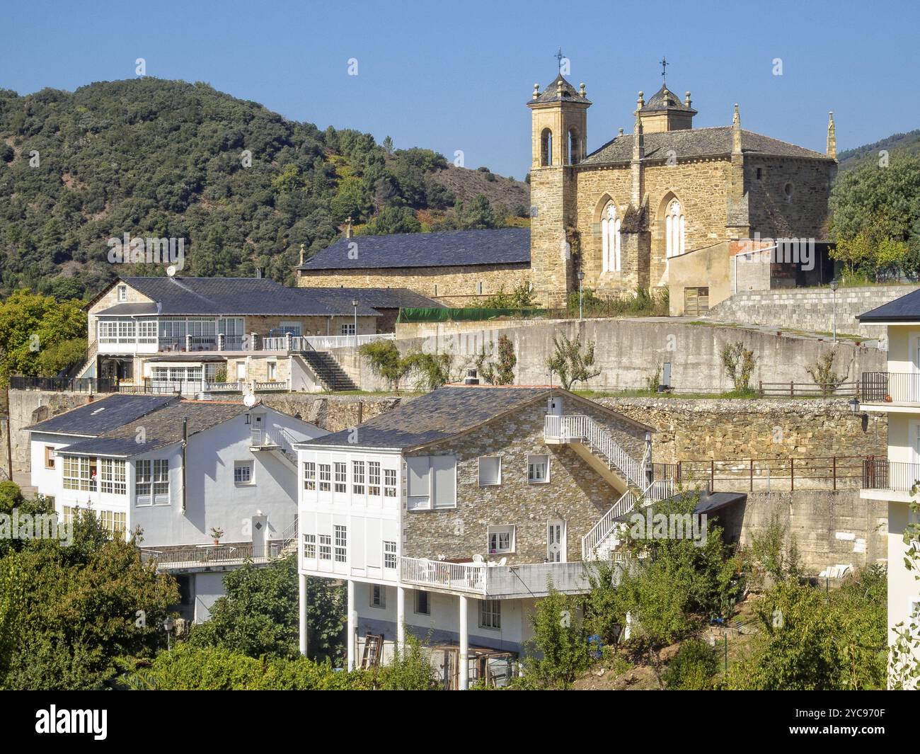 Église de San Francisco au sommet de la ville, Villafranca del Bierzo, Castille-et-Léon, Espagne, Europe Banque D'Images