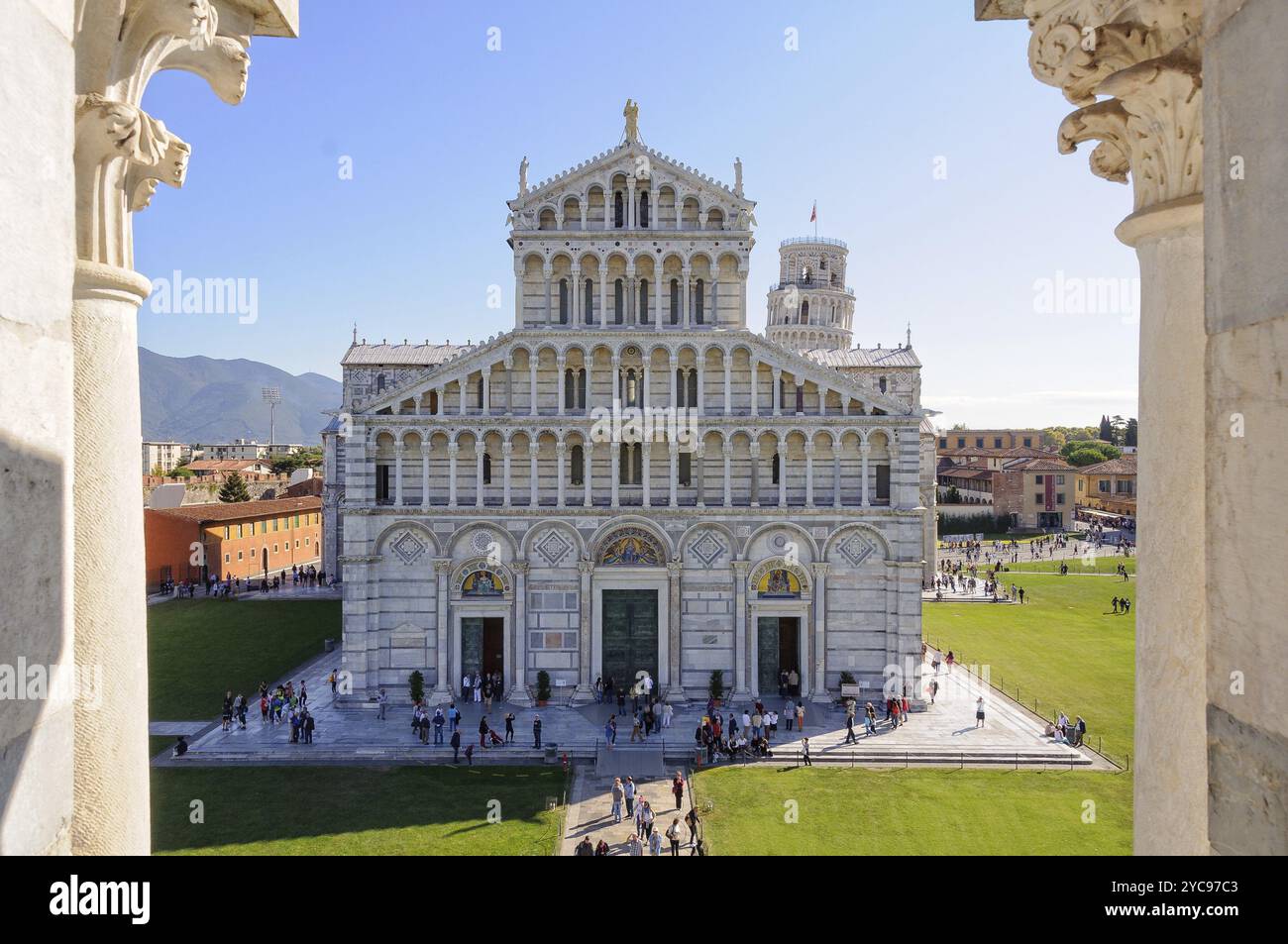 La façade de la cathédrale (Duomo) avec la tour penchée (Torre pendente) en arrière-plan photographiée du Baptistère (Battistero), Pise, Tus Banque D'Images