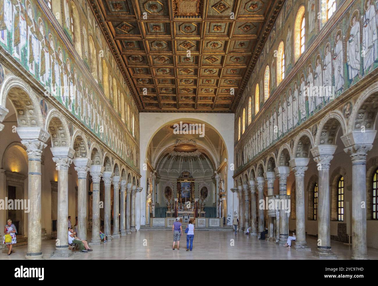 Vue vers les absides dans la basilique de Sant Apollinare Nuovo, Ravenne, Italie, Europe Banque D'Images