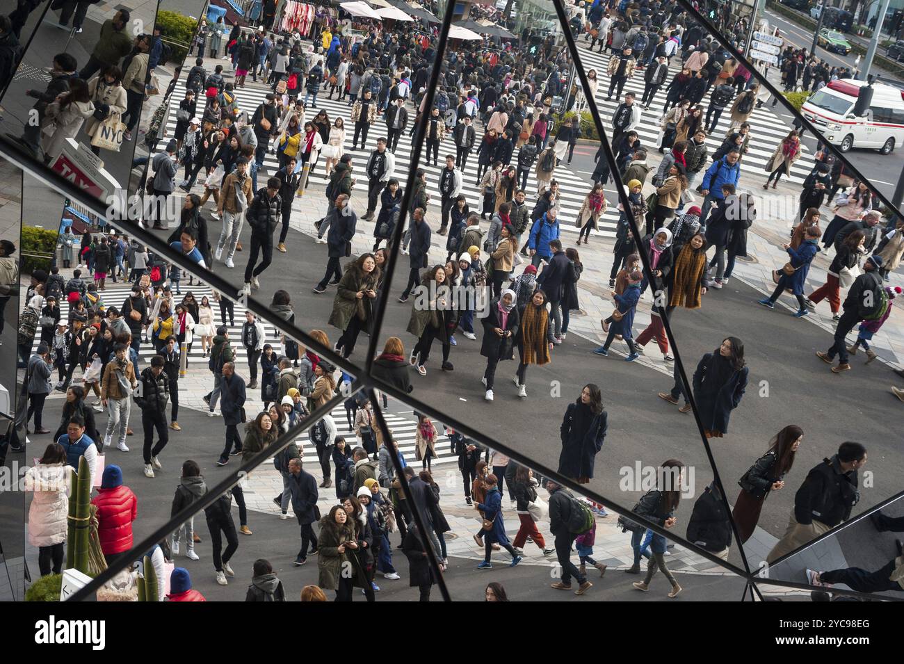 31.12.2017, Tokyo, Japon, Asie, les piétons se reflètent dans la zone d'entrée du centre commercial Tokyu Plaza Omotesando dans le quartier Harajuku de Tokyo Banque D'Images