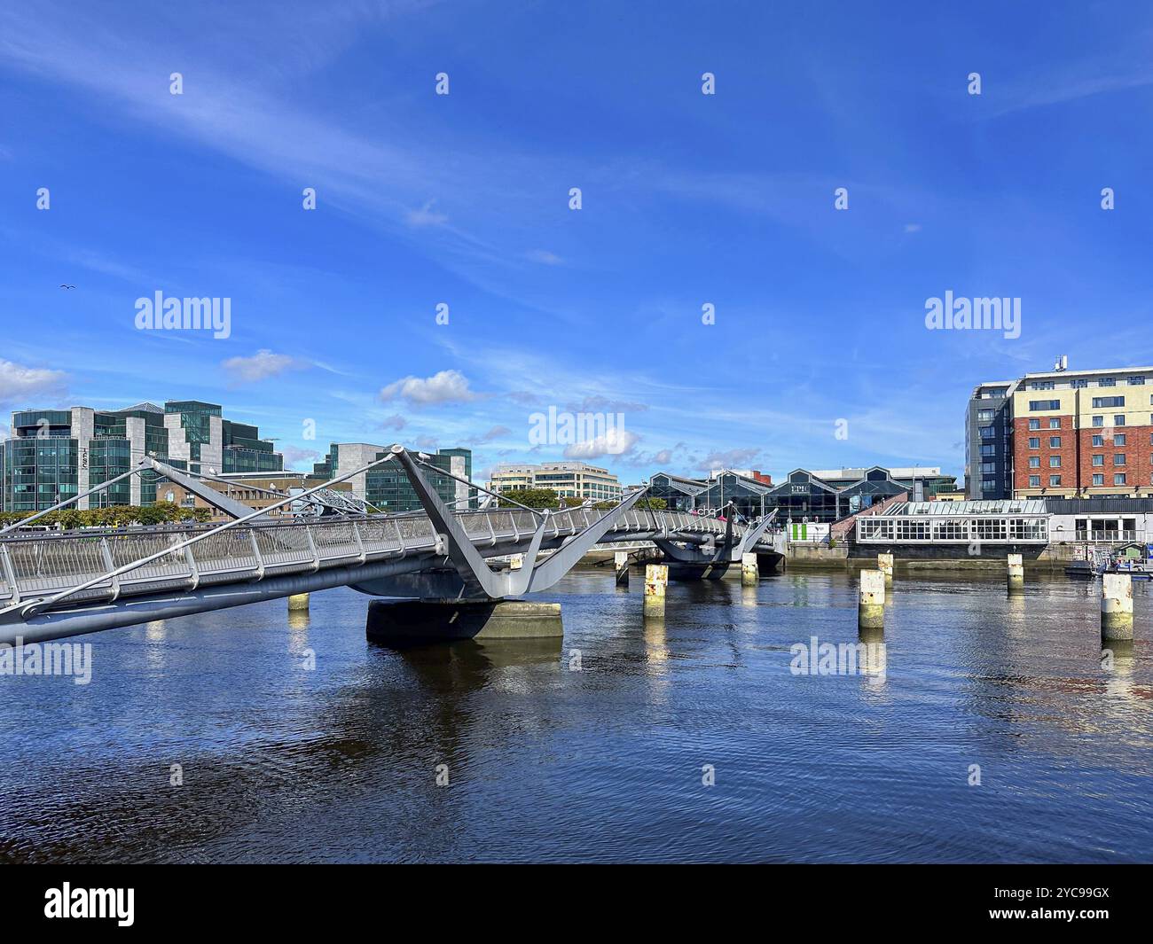 Pont moderne sur une rivière dans un cadre urbain avec des bâtiments modernes et un ciel bleu, Dublin, Irlande, Europe Banque D'Images