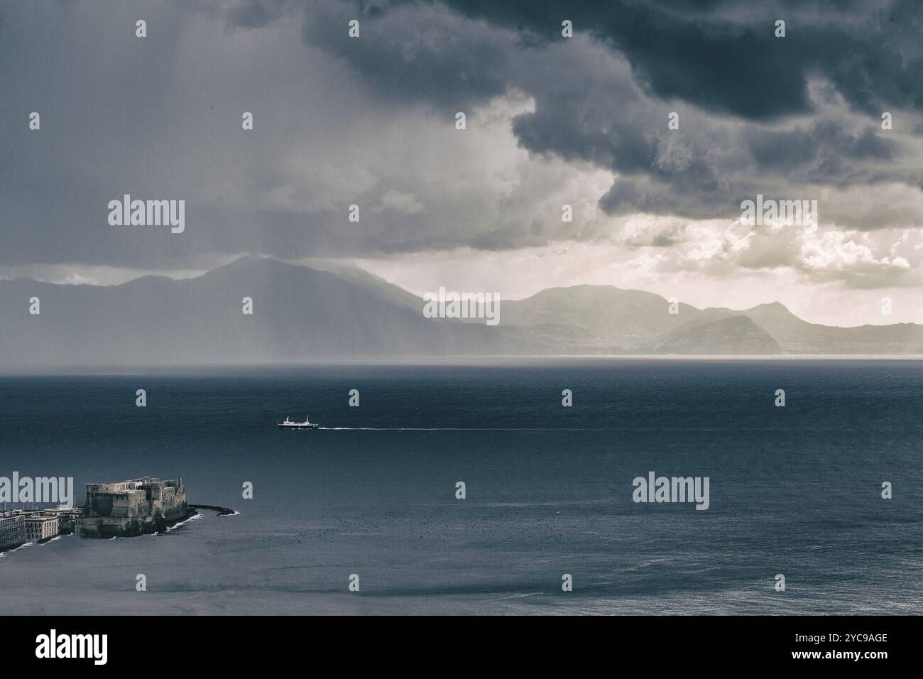 Incroyable vue aérienne filtrée sur le golfe de Naples. Forteresse Castel del Ovo en bas à gauche. Le bateau navigue vers Naples. et le sud Banque D'Images