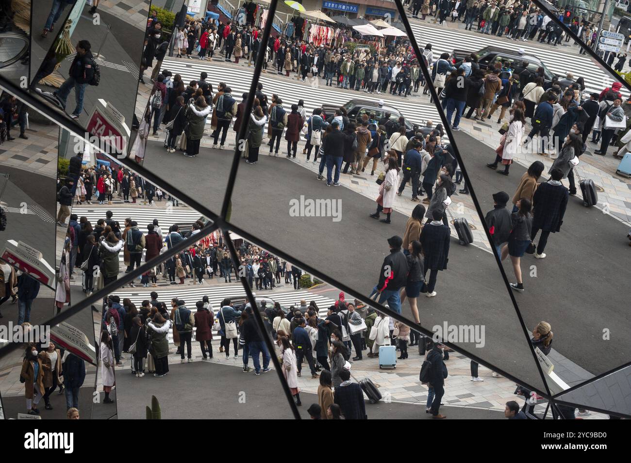 31.12.2017, Tokyo, Japon, Asie, les piétons se reflètent dans la zone d'entrée du centre commercial Tokyu Plaza Omotesando dans le quartier Harajuku de Tokyo Banque D'Images