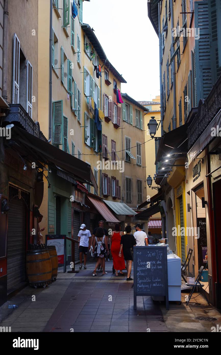 Nice, France - 9 août 2024 : magasins traditionnels et petits restaurants pittoresques dans les vieilles maisons dans les rues étroites vieille ville Vielle ville Nice Banque D'Images