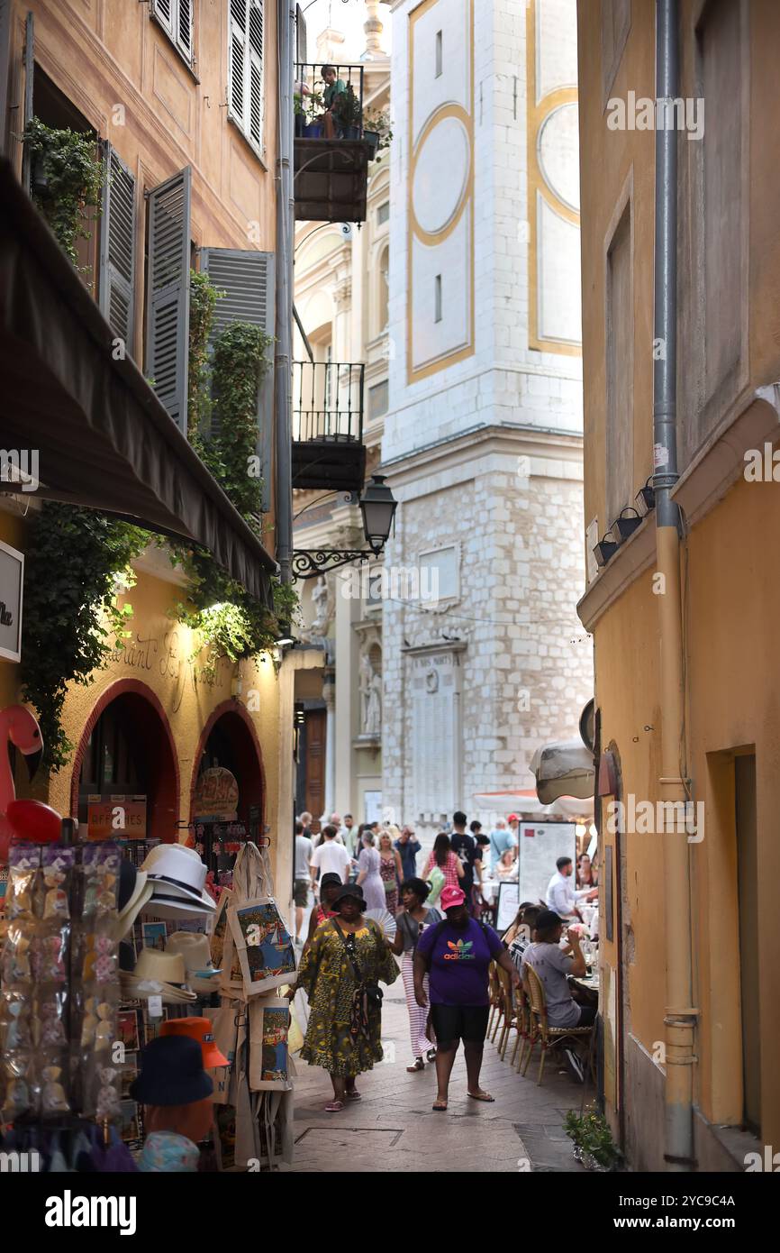 Nice, France - 9 août 2024 : magasins traditionnels et petits restaurants pittoresques dans les vieilles maisons dans les rues étroites vieille ville Vielle ville Nice Banque D'Images