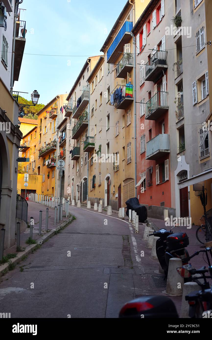 Nice, France - 9 août 2024 : magasins traditionnels et petits restaurants pittoresques dans les vieilles maisons dans les rues étroites vieille ville Vielle ville Nice Banque D'Images
