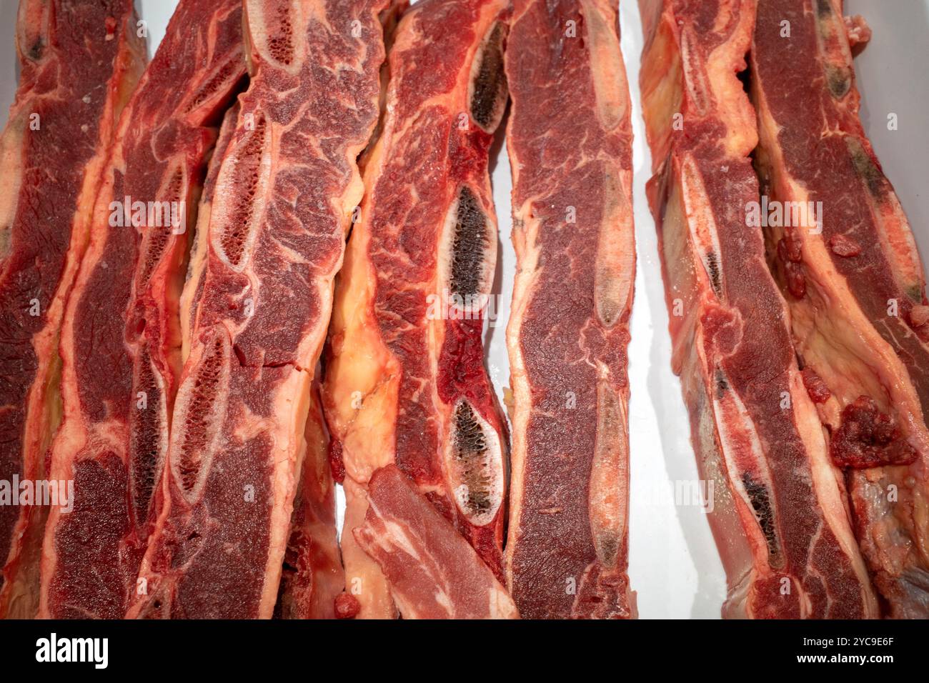 Moelle osseuse de boeuf frais tranchée en supemarket. Produit de l'industrie de la viande. Banque D'Images