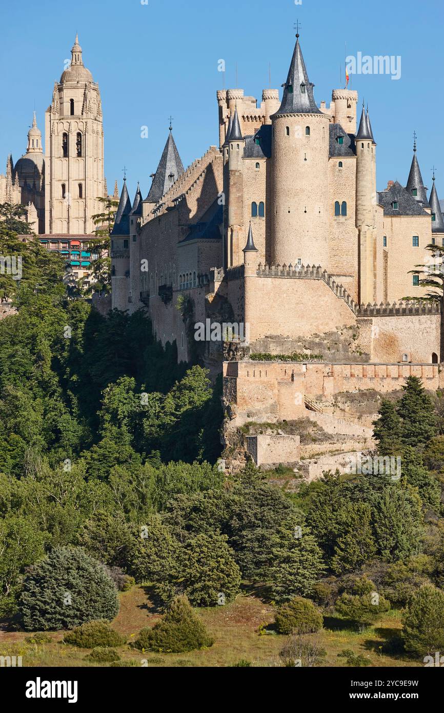 Château et cathédrale dans les gratte-ciel de Ségovie. Cité médiévale, Espagne Banque D'Images