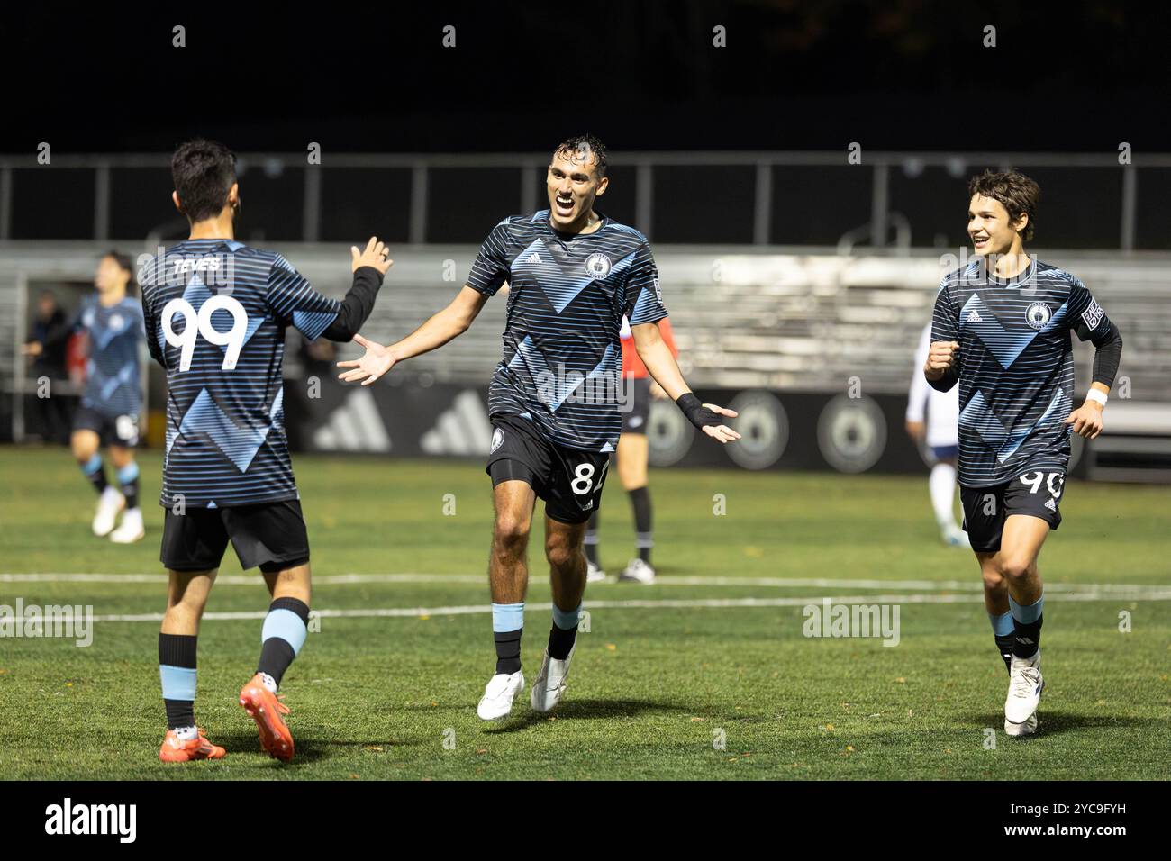 Twquilla, Washington, États-Unis. 20 octobre 2024. Le payeur de Tacoma Defiance DYLAN TEVAS #99 et SEBASTIAN GOMEZ #90 font un tour au joueur GIL MIGLIETTI #81 pour célébrer un tir au but dans la première moitié du match, Tacoma Deviance vs Ventura County FC, avec Tacoma Defiance gagnant 4-0, dans le premier tour du match éliminatoire de la MLS Next Pro. (Crédit image : © Melissa Levin/ZUMA Press Wire) USAGE ÉDITORIAL SEULEMENT! Non destiné à UN USAGE commercial ! Banque D'Images