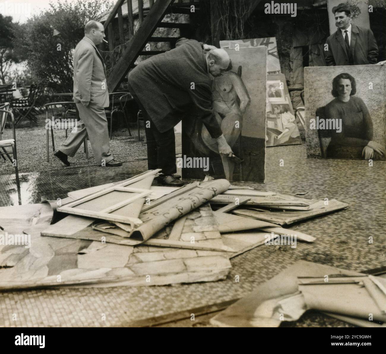 Le peintre belge Leonid Fridman détruit ses propres œuvres, 1964 Banque D'Images