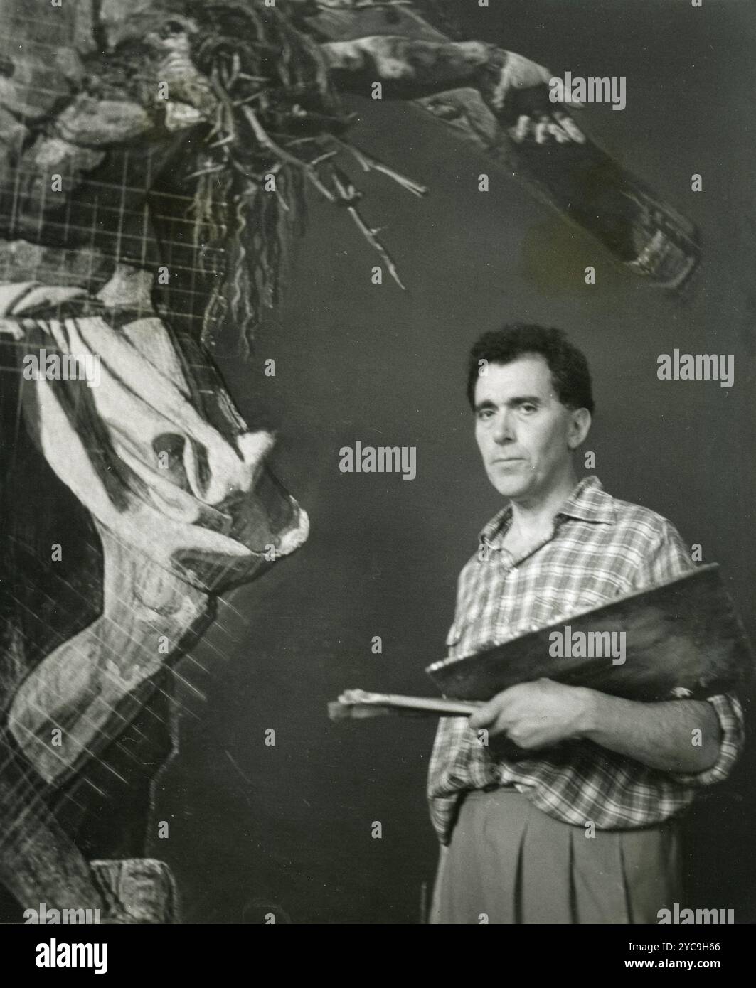 Artiste espagnol Benito Prieto Coussent avec sa peinture Crucifixion, années 1960 Banque D'Images