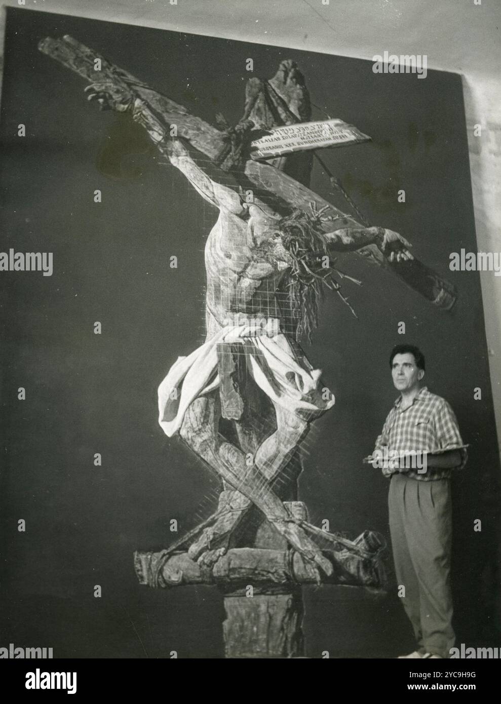 Artiste espagnol Benito Prieto Coussent avec sa peinture Crucifixion, années 1960 Banque D'Images
