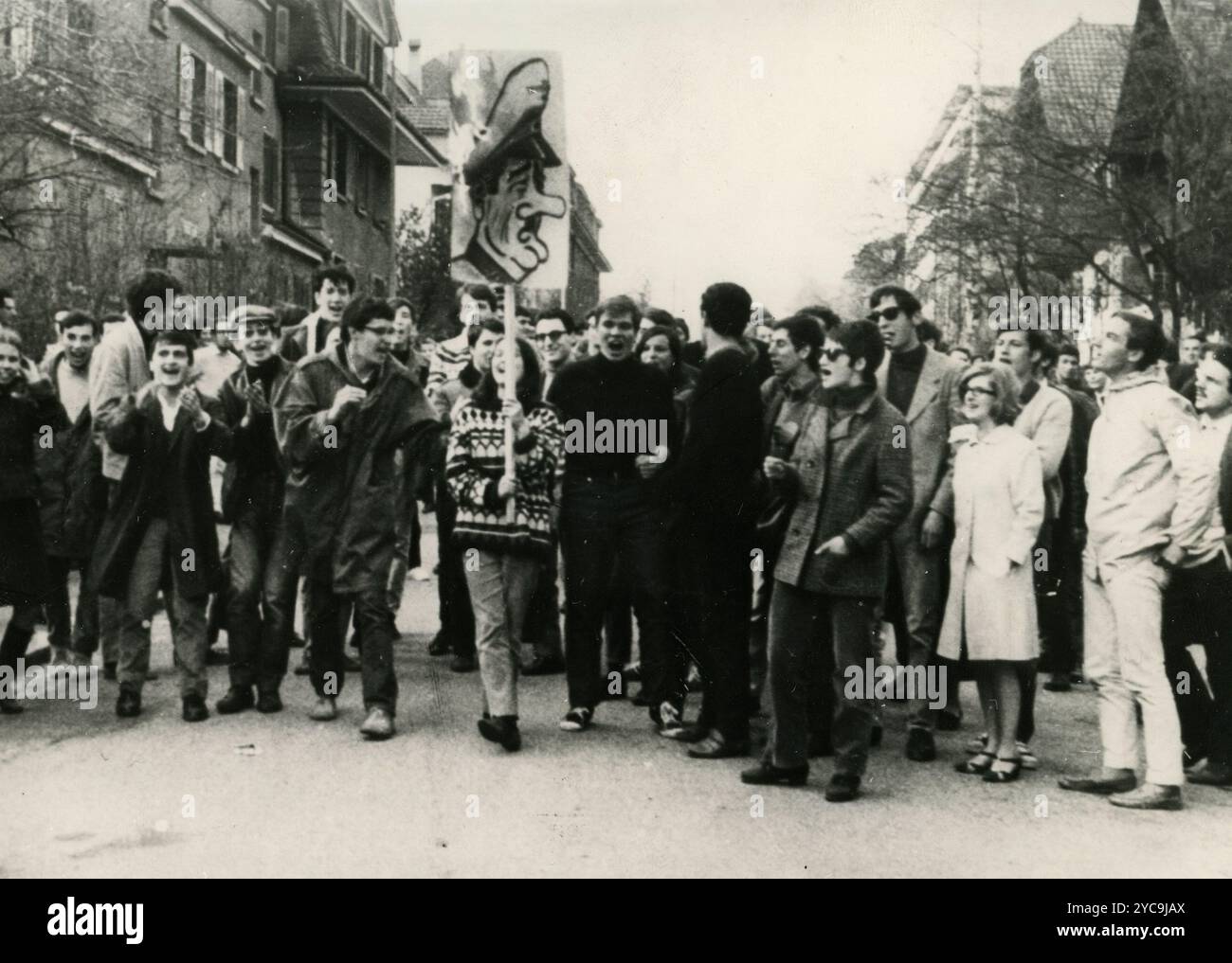 Manifestants suisses contre la guerre au Vietnam avec une fausse photo du président américain Johnson en uniforme nazi, Berne 1967 Banque D'Images