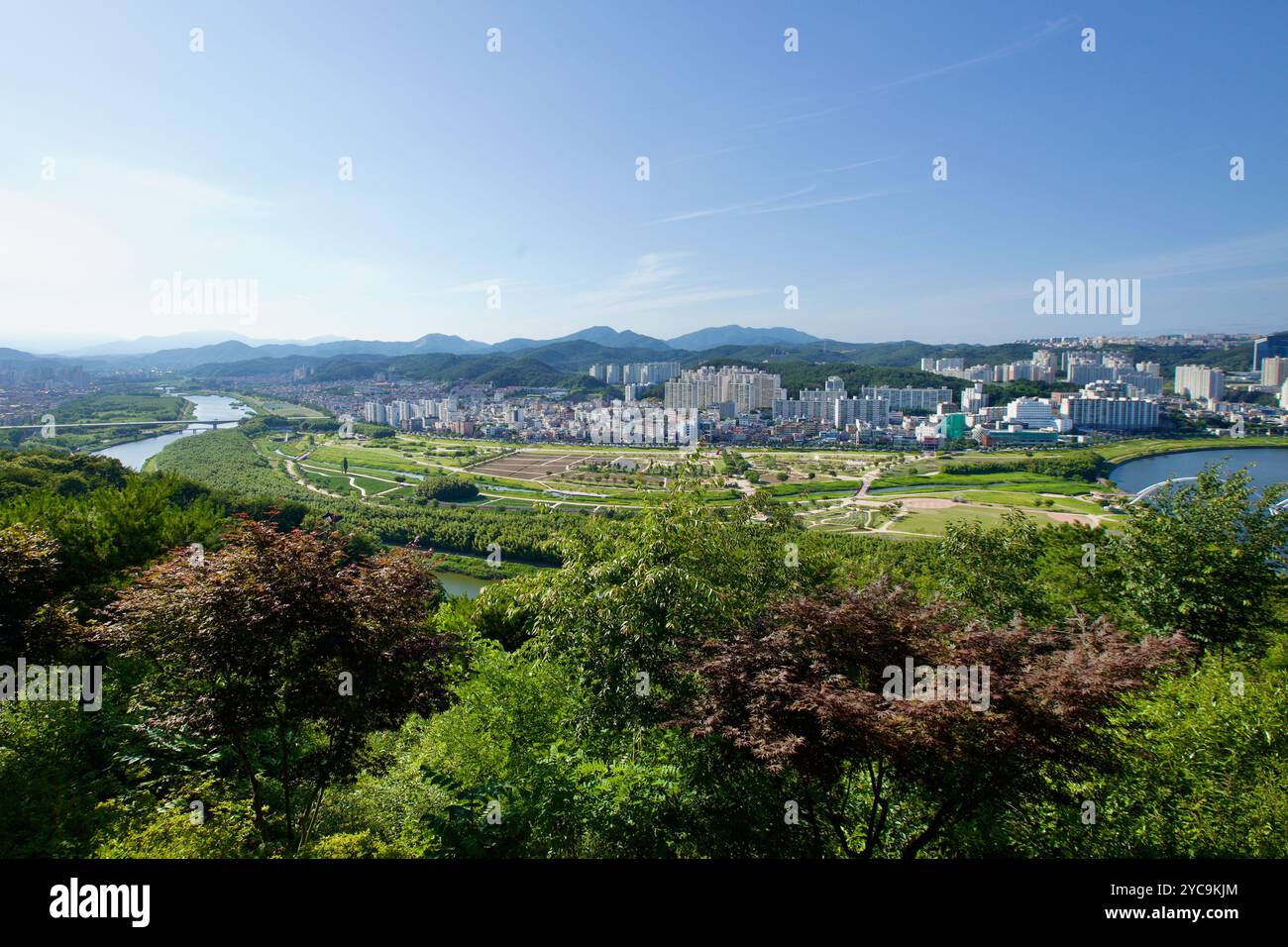 Ulsan, Corée du Sud - 14 juin 2018 : une vue panoramique depuis une montagne dans le parc du quartier Namsan, surplombant le jardin national de la rivière Taehwa avec Banque D'Images