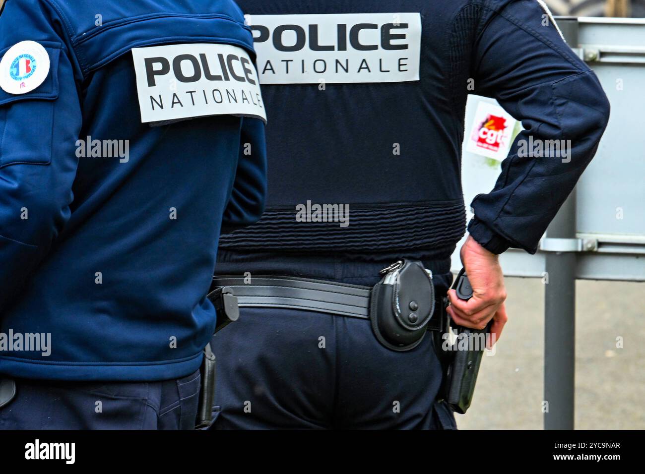 Police nationale : deux policiers dans une rue, un policier la main sur son arme *** local légende *** Banque D'Images