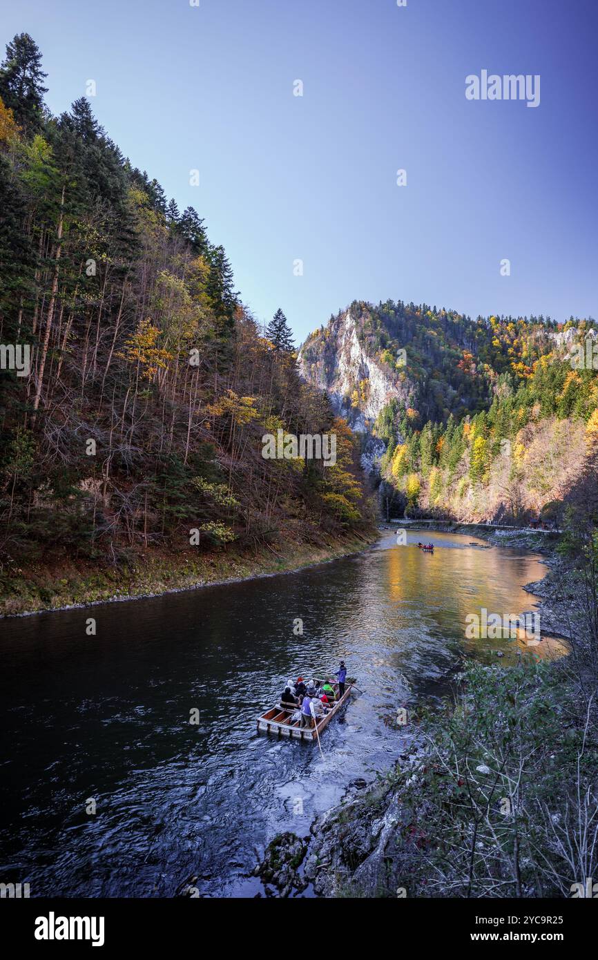 Radeau en bois (tratwa flisacka) rempli de touristes flottant sur la rivière Dunajec dans le parc national de Pieniny. La gorge de Dunajec en automne. Montagnes. Banque D'Images