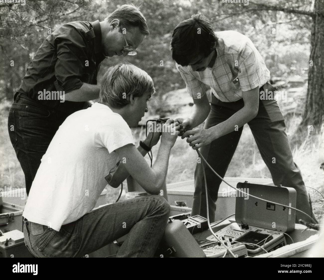 Techniciens installant des moniteurs sismiques électroniques, Kazakhstan 1986 Banque D'Images