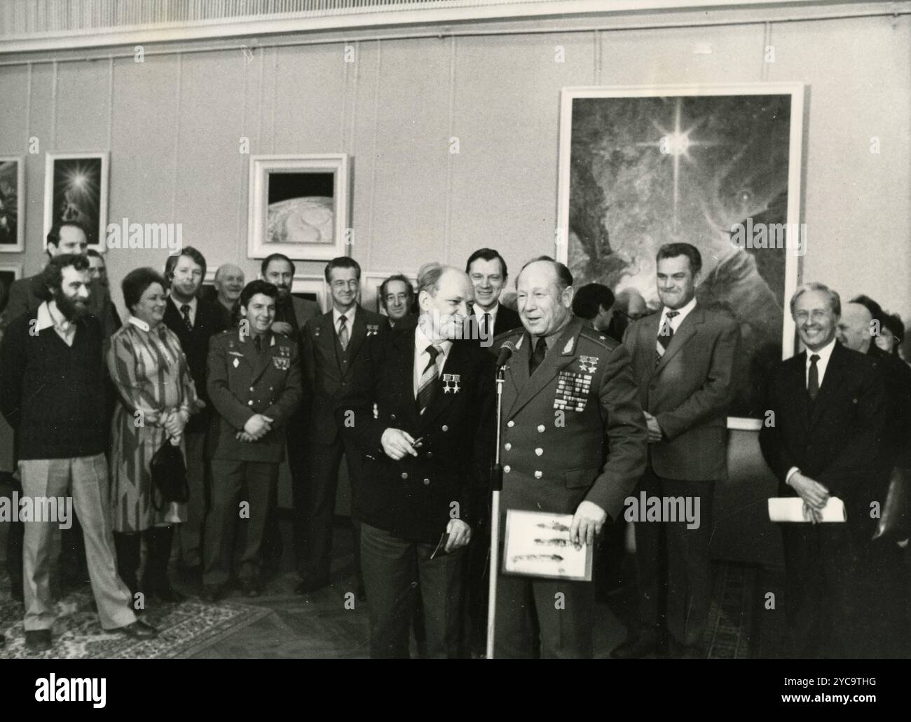 Inauguration de l'exposition espace au service de la paix par le cosmonaute russe Nikolai Rukavishnikov (à gauche), Russie 1985 Banque D'Images