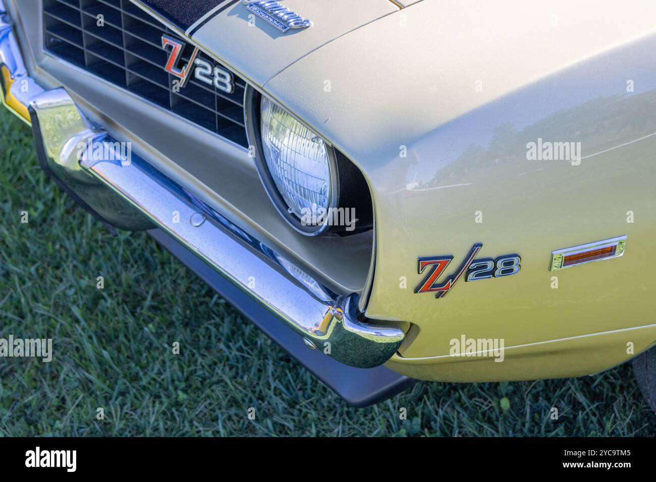 chevrolet camaro z28 classique garée sur l'herbe montrant la calandre et les détails des phares Banque D'Images