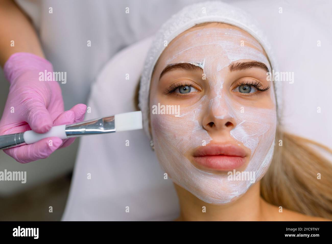 soin rajeunissant du visage avec crème au spa. Banque D'Images