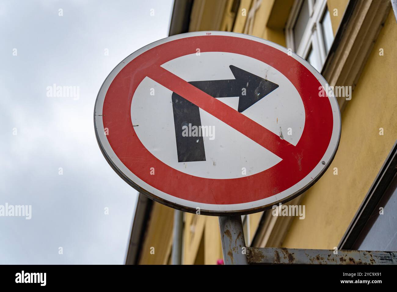 Pas de panneau routier de virage à droite sur Czechia Road indiquant les règles de circulation dans une zone urbaine pendant la journée Banque D'Images